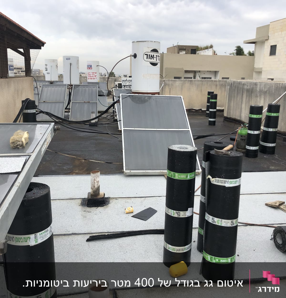 גלילי איטום על גג עם מבער גז פעיל